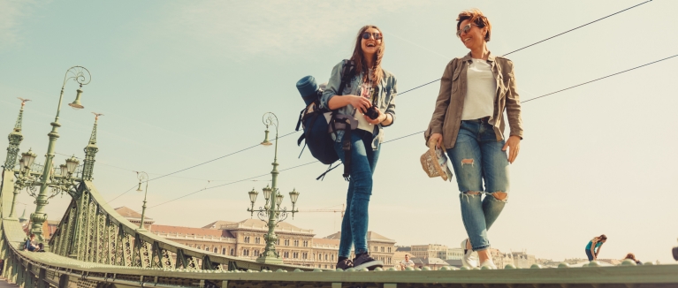 hungary-budapest-chain-bridge-youth-couple-itinerary