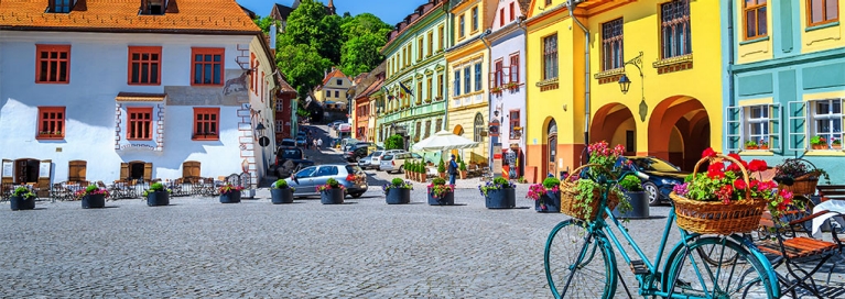 masthead-romania-sighisoara-square-colorful-buildings