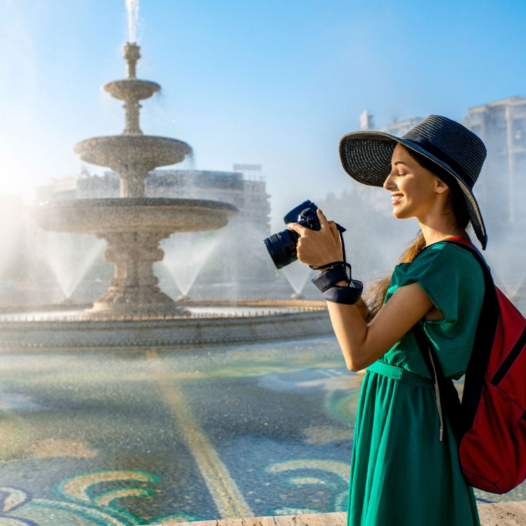 square-romania-bucharest-girl-taking-pictures-fountains