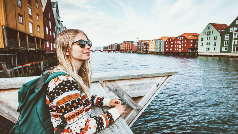 traveller-girl-in-norway-bergen-summer-day