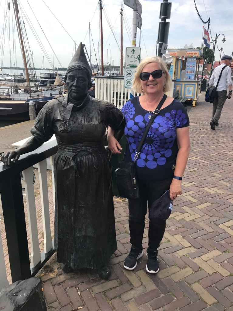 UGC-netherlands-volendam-statue