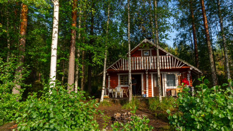 finland-red-lake-cottage-in-woods-shannen