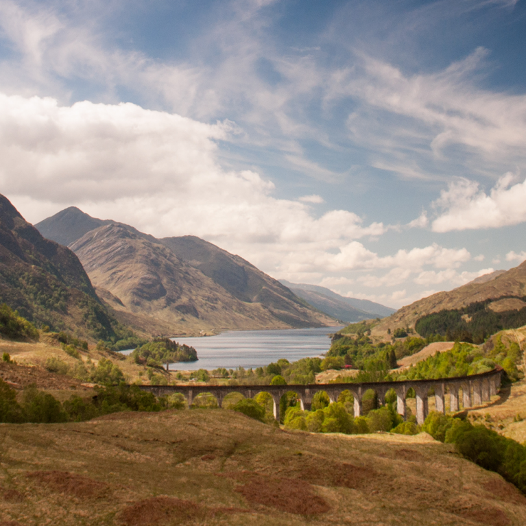 square-united-kingdom-scotland-west-highway-line-glenfinnan-viaduct-summer-day